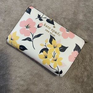 SOLD‼️ Kate Spade Compact bifold wallet